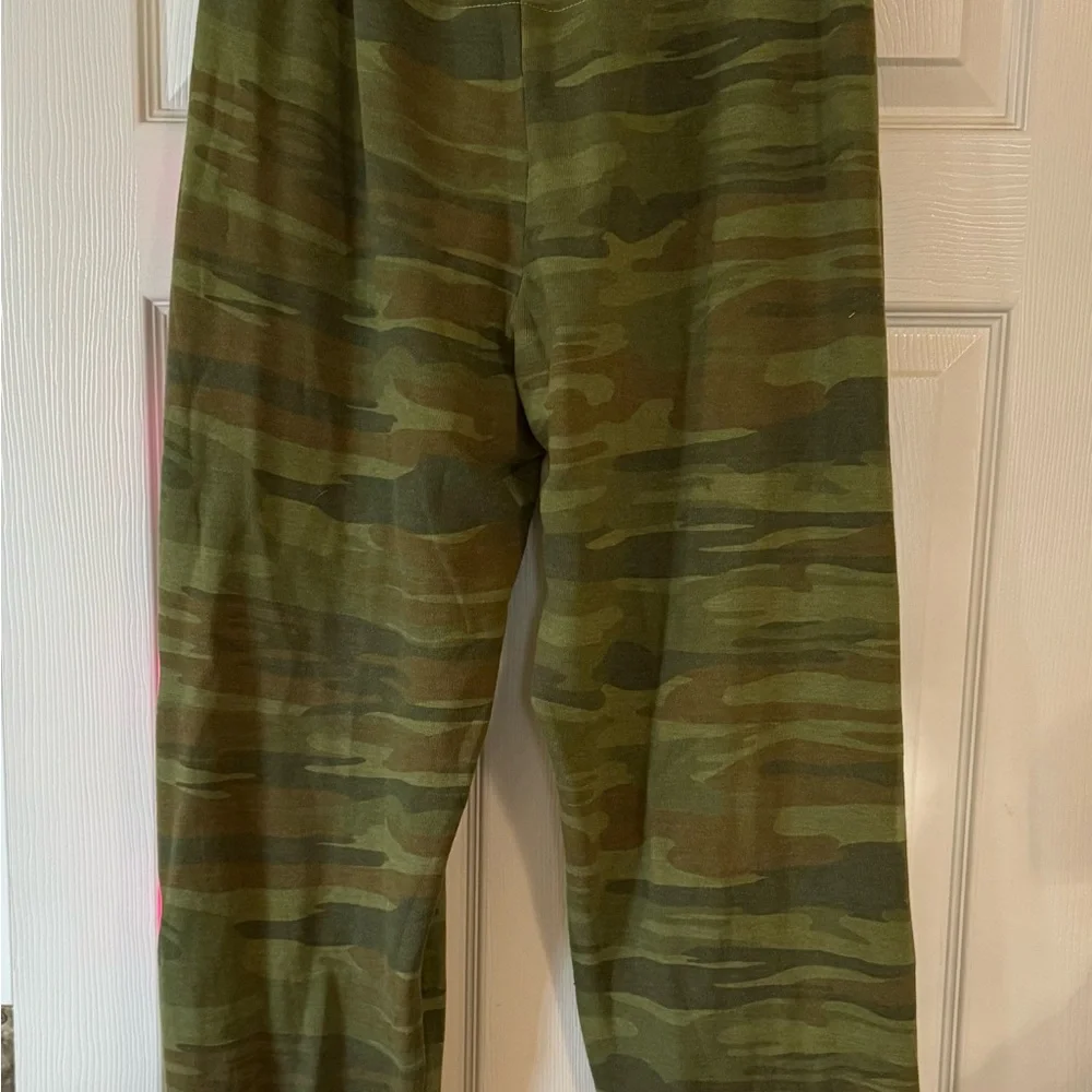 NWT Aviator Nation W SZ L.  Camo and heart sweat pants ❤️ Sold out everywhere. - Picture 7 of 7
